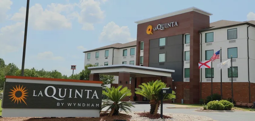 La Quinta Inn & Suites by Wyndham Auburn - University Area - Image 1
