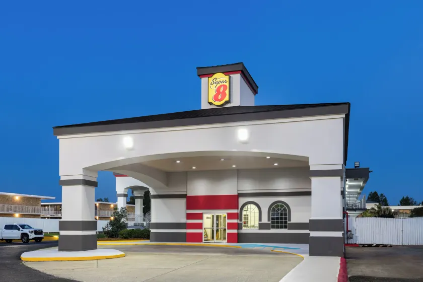Super 8 by Wyndham Baton Rouge/I-10 - Image 1