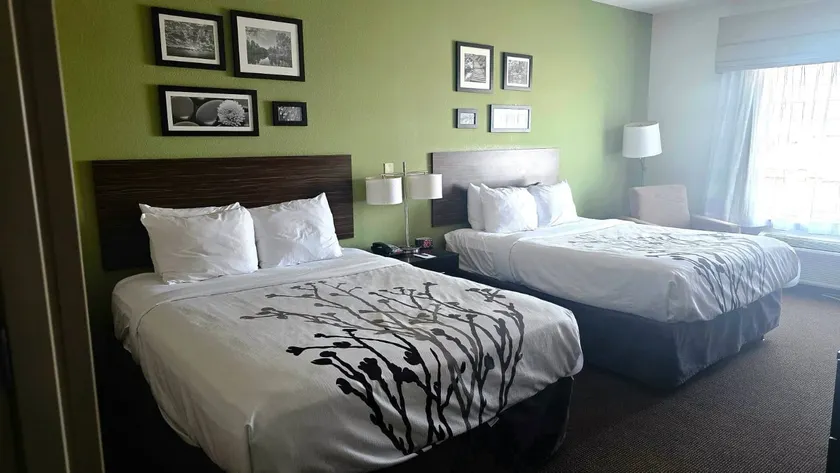 Express Inn & Suites - Image 1