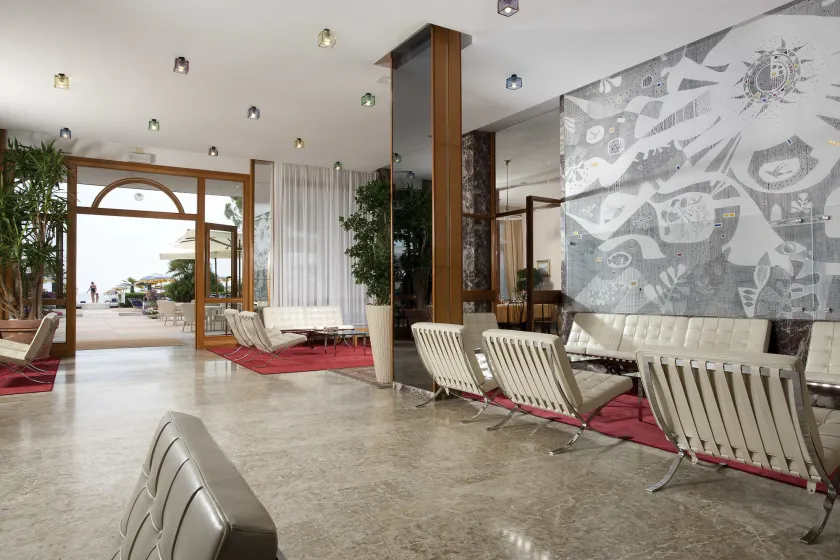 Hotel Aurora - Lobby sitting area