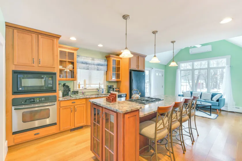 16 Mi to Boston: Home w/ Deck in Weymouth - Image 1
