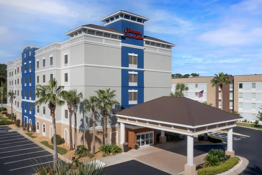 Hampton Inn & Suites Lake City - Image 1