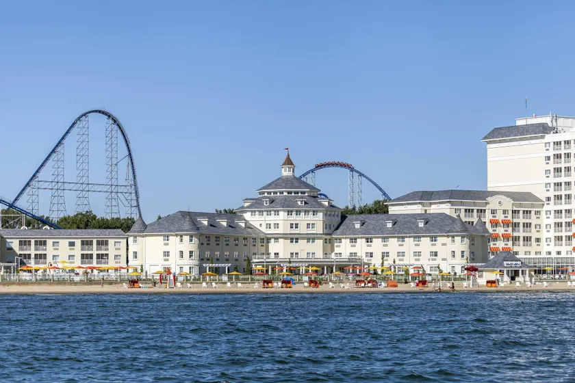 Cedar Point Hotel Breakers - Image 1