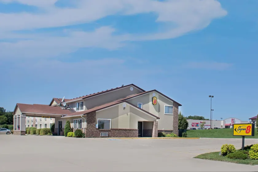 Super 8 by Wyndham Charles City - Image 1