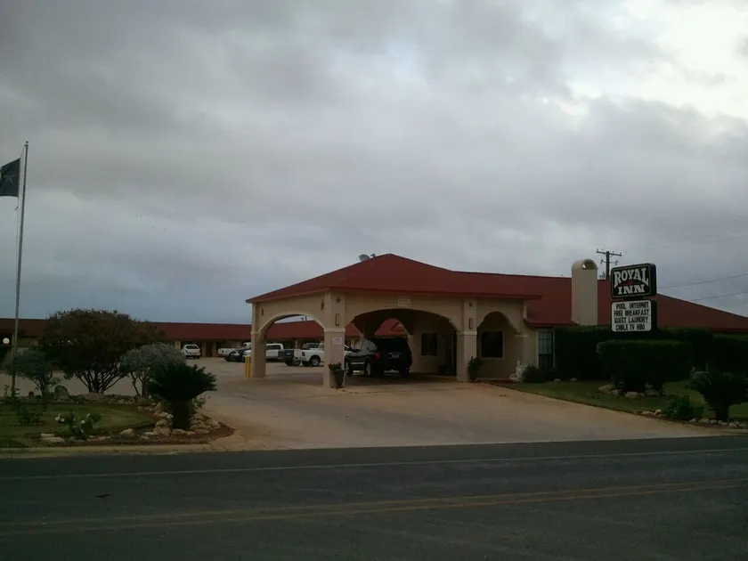 Royal Inn Pearsall - Image 1