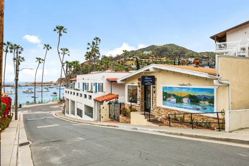 Catalina Courtyard Suites - Image 1