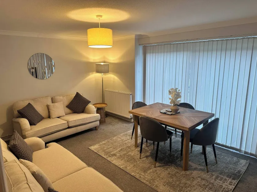 Willow House Sleeps 4 Family Travel Seaside Stay - Image 1