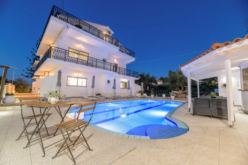 Denise Studios and Apartments - Image 1