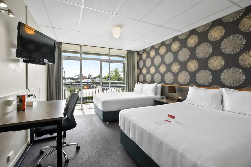 Heartland Ambassador Hotel Hamilton - Image 1