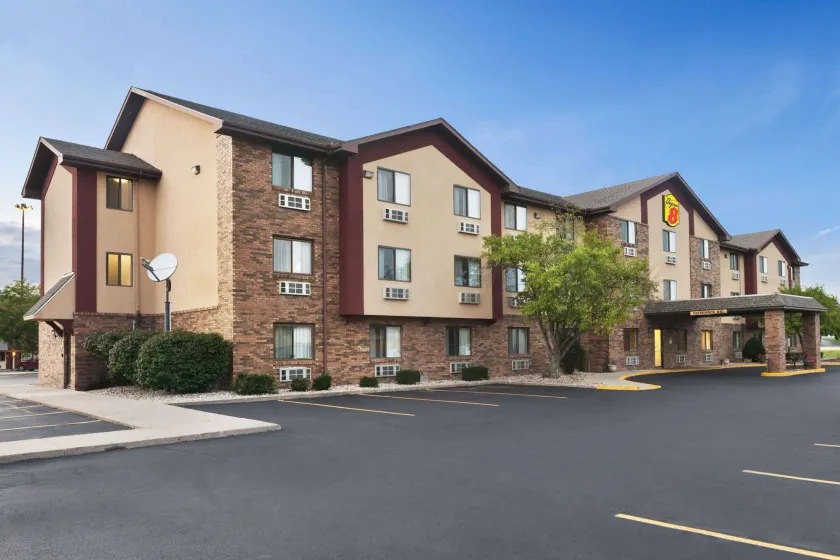 Super 8 by Wyndham Peoria - Image 1