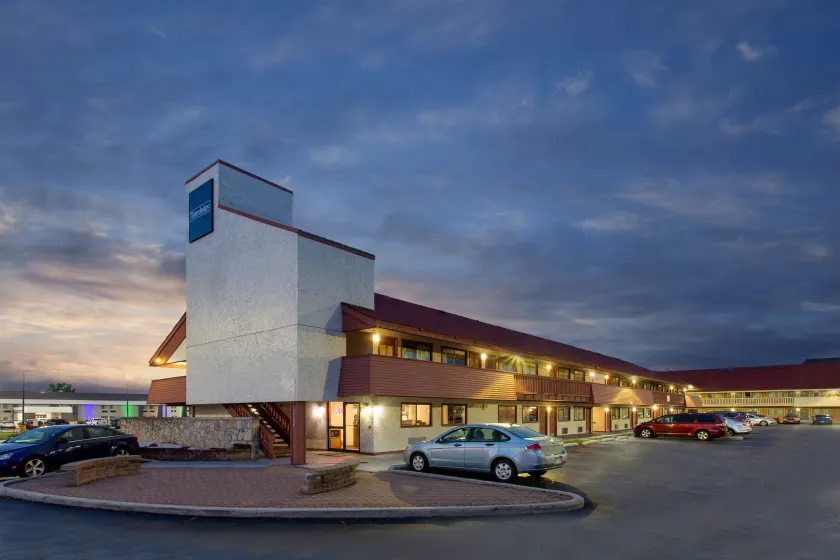 Travelodge by Wyndham South Holland - Image 1