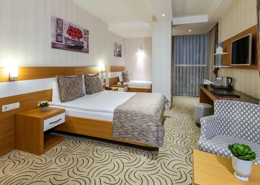 Dies Hotel - Image 1