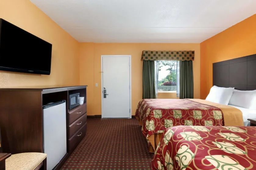 Days Inn by Wyndham Queensbury/Lake George - Image 1