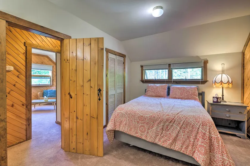1 Mi to Downtown BBH: Coastal Cabin w/ Deck & Yard - Innenbereich