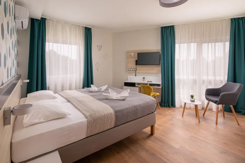 Kristály Hotel - Image 1