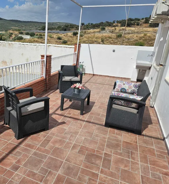Charming 3-Bedroom Apartment in Scenic Malaga - Image 1