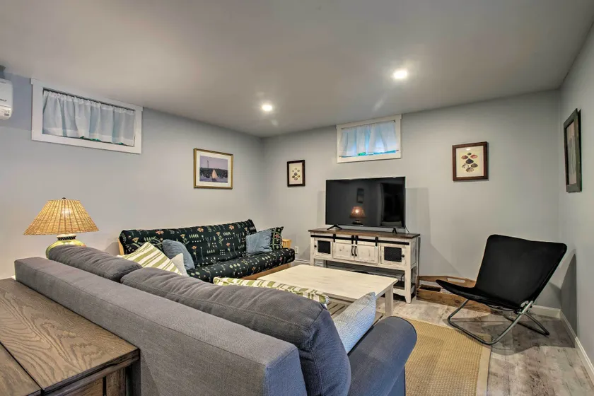 Martha's Vineyard Apt ~ 1 Mile to Inkwell Beach! - Interior