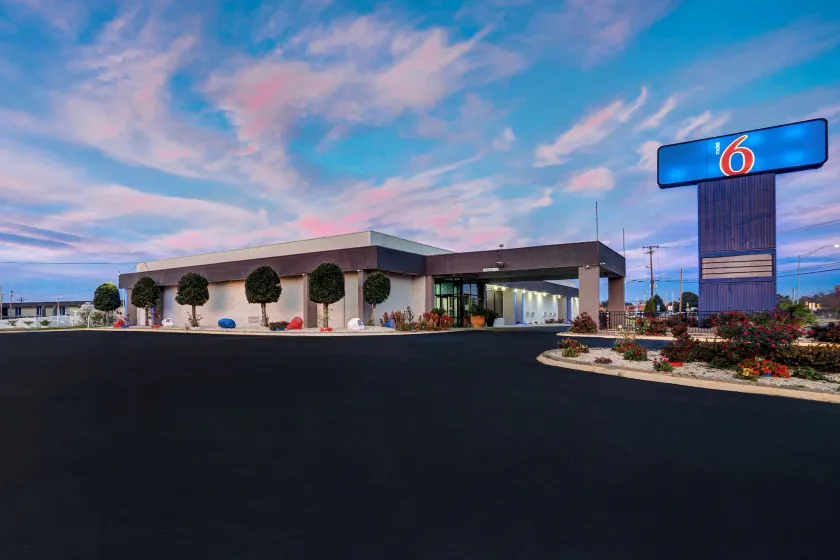 Motel 6 Burlington - Image 1