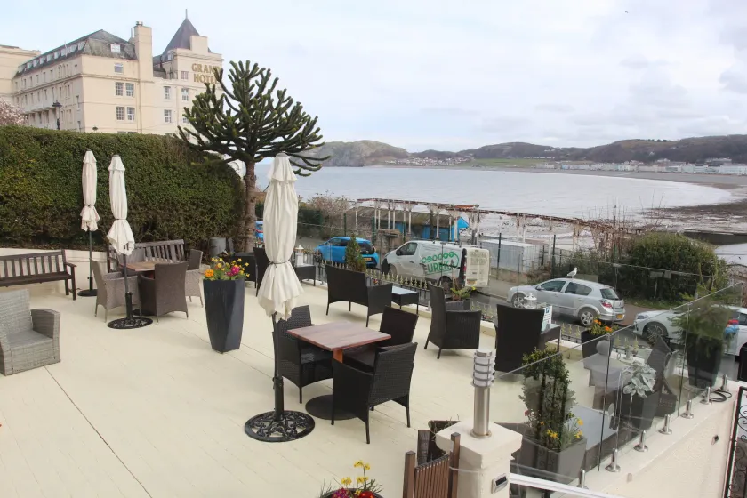 Bryn-Y-Mor Hotel - Image 1