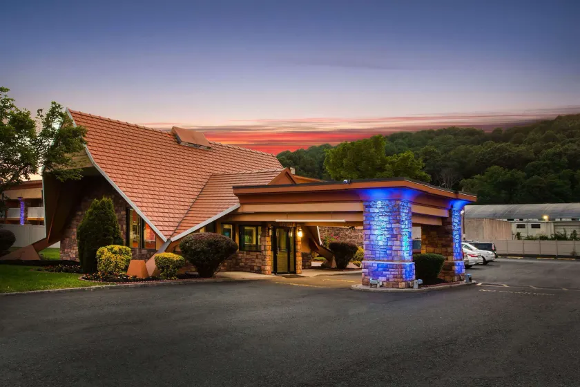 Howard Johnson by Wyndham North Plainfield - Image 1