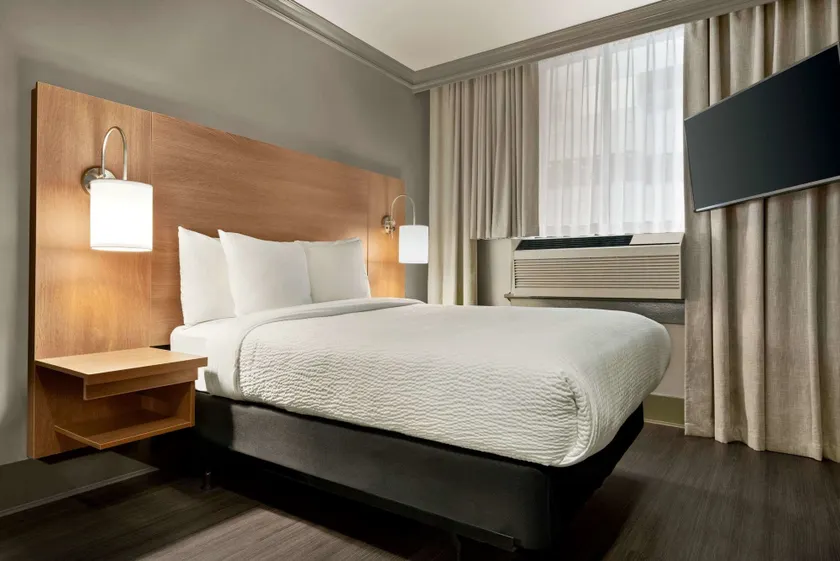 Days Inn by Wyndham Vancouver Downtown - Image 1