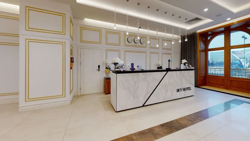 Sky Hotel Kraków - Image 1