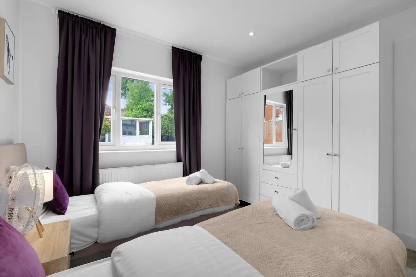 Modern 3 Bedroom, 2 Bathroom Home in Edgware - Room
