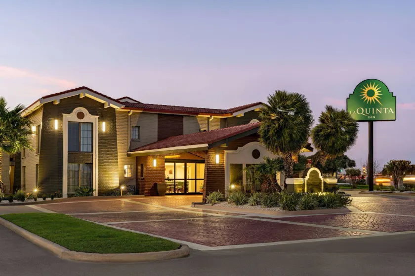 La Quinta Inn by Wyndham Victoria - Image 1