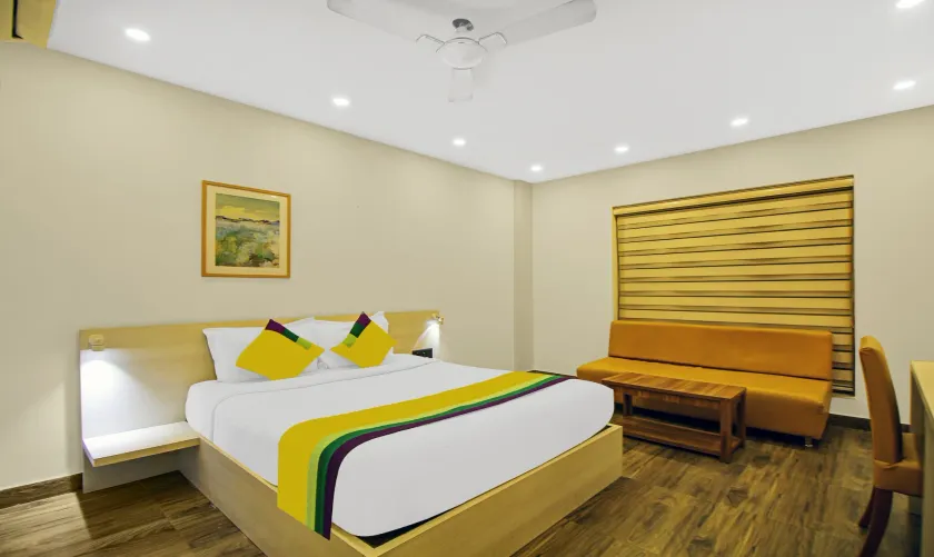 Itsy Hotels Transit Express Near Sealdah Station - Image 1