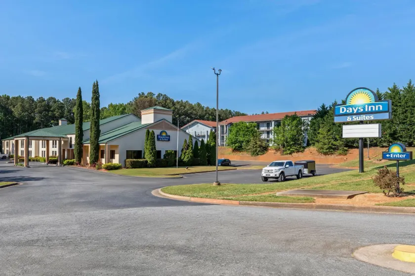 Days Inn & Suites by Wyndham Peachtree Corners Norcross - Image 1
