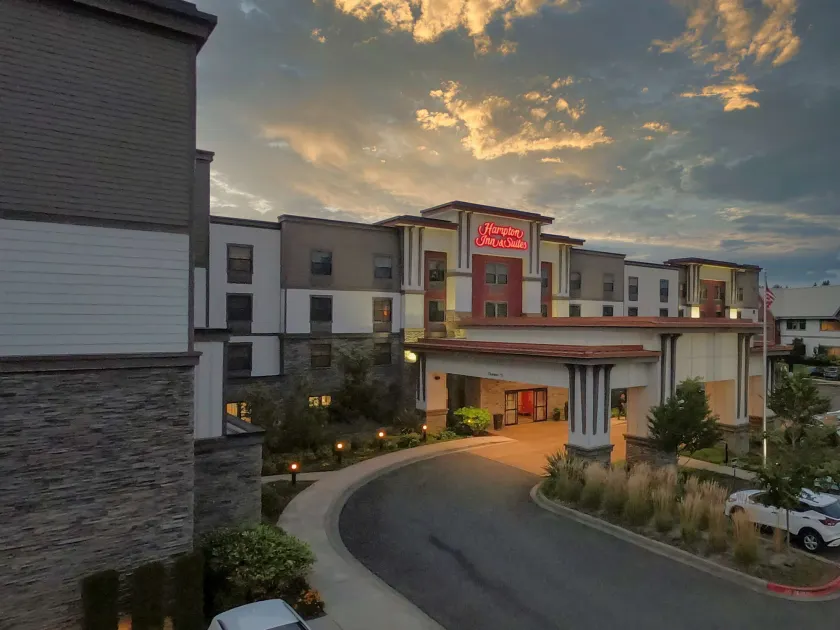 Hampton Inn & Suites DuPont - Image 1