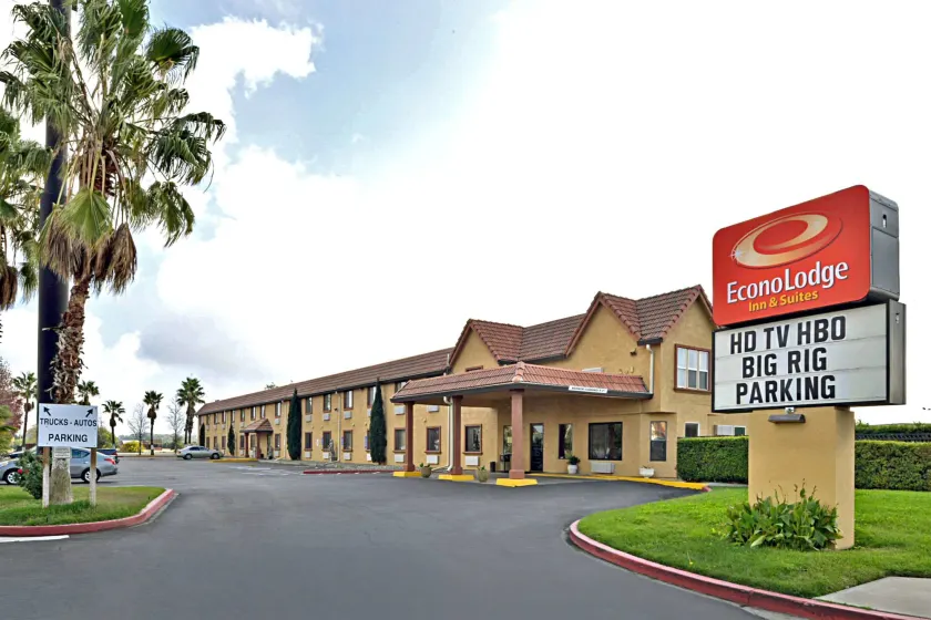 Econo Lodge Inn & Suites Corning Travel Center - Image 1