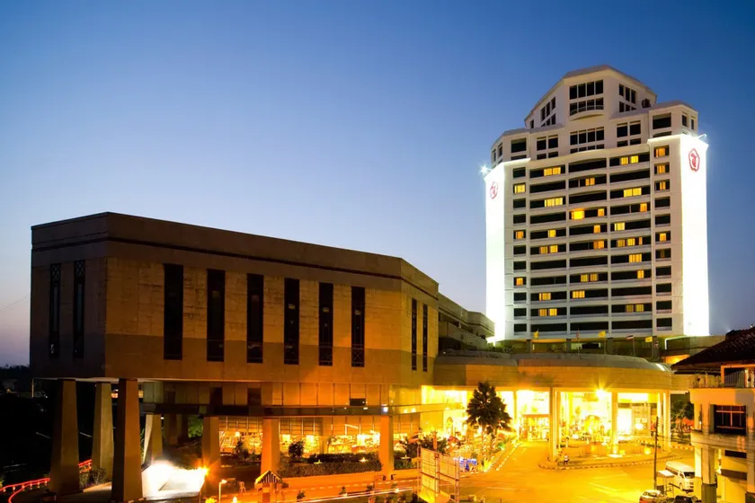 Thumrin Thana Hotel - Image 1