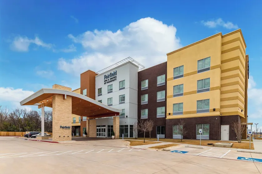 Fairfield Inn & Suites by Marriott Gainesville I-35 - Image 1