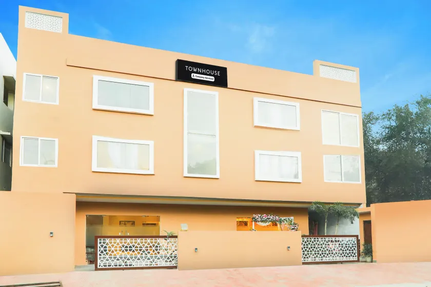 Super OYO Townhouse 403 Veridian - Image 1