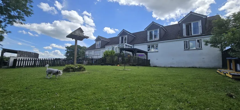 The Sleeping Dog Suite, Private Luxury outdoor Hot Tub, Superking Lux Bed, Massive Room, Gym, Award Winning Farmhouse at The Grumpy Schnauzer Guesthouse, Stunning! - Image 1