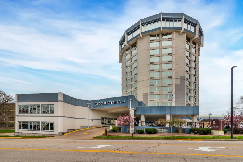 DoubleTree by Hilton Hotel Jefferson City - Image 1