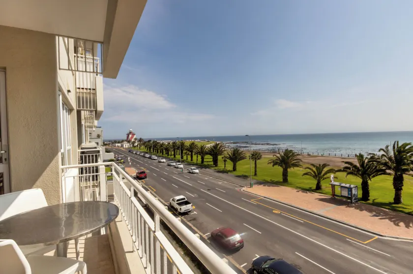 Third floor sea facing 2 bedroom apartment - Image 1