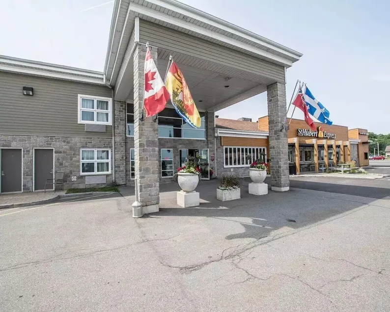 Econo Lodge Inn & Suites - Image 1