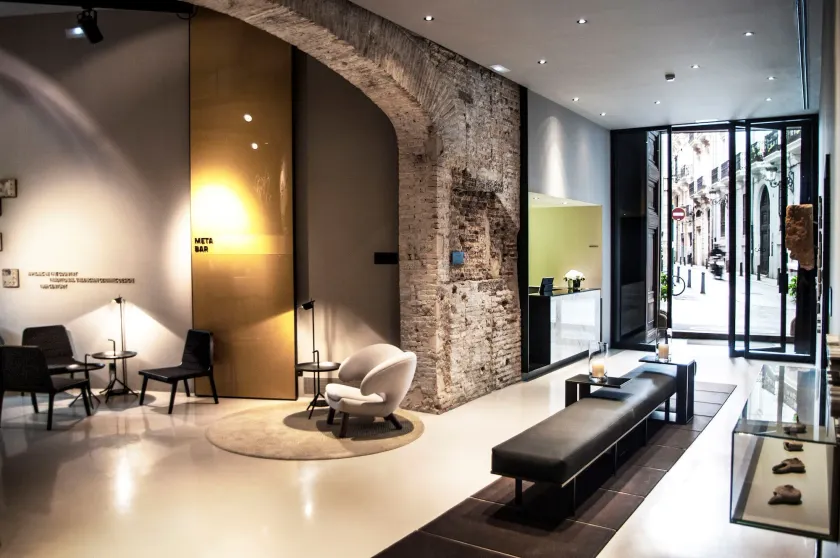 Caro Hotel - Image 1