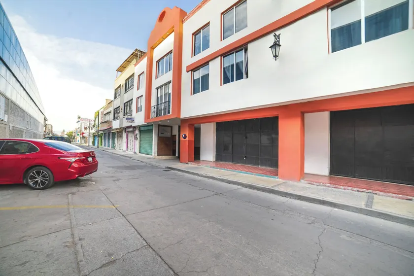 Capital O Hotel Casa Blanca - Image 1