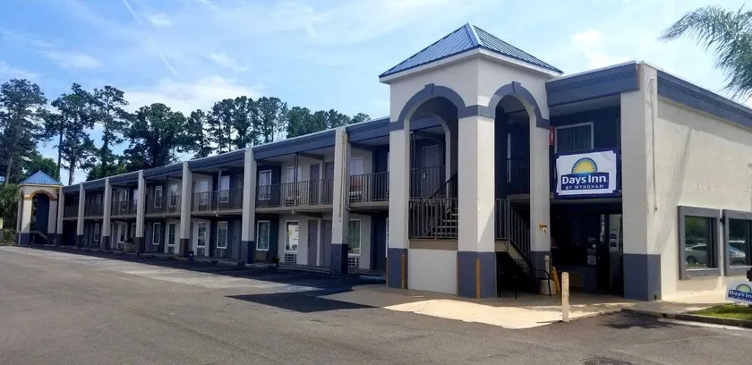 Days Inn by Wyndham Brunswick/St. Simons Area - Image 1