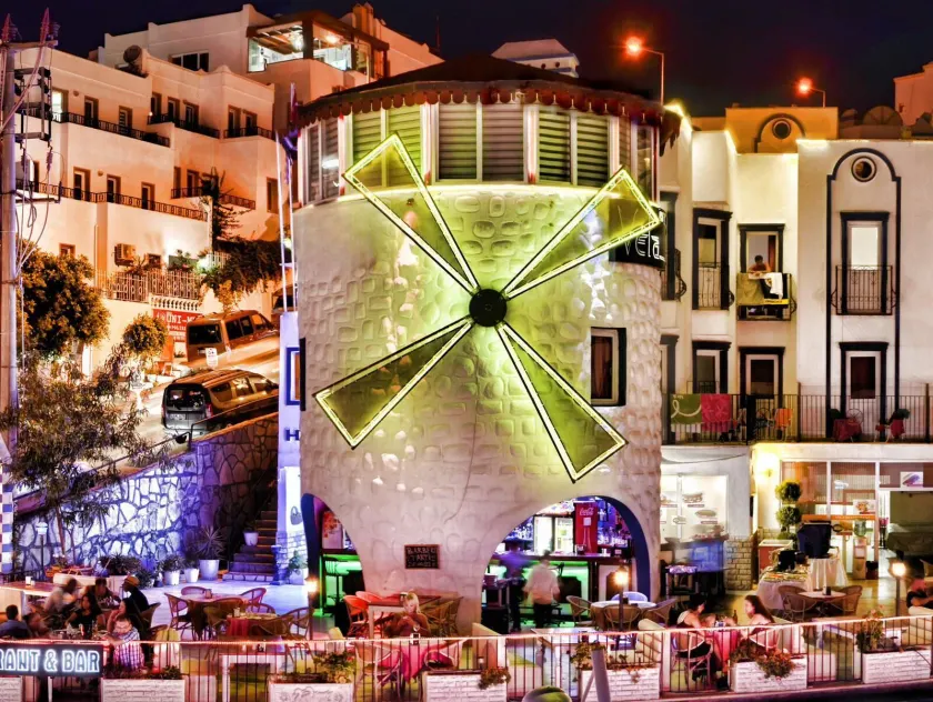 Quatro Life Hotel - Image 1