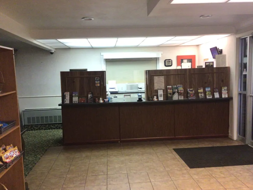 Colonial Brick Inn & Suites - Resepsjon