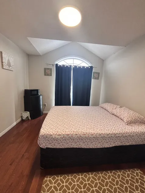 Queen Room Near Toronto Airport - Image 1