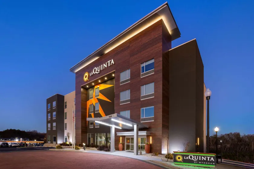 La Quinta Inn & Suites by Wyndham Locust Grove - Image 1