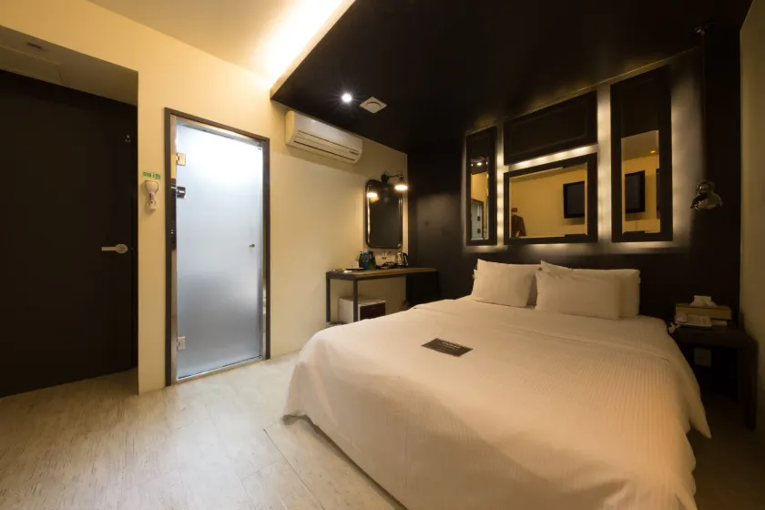 Achasan Station Wall Hotel - Image 1