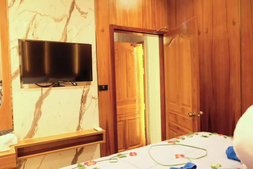 Private Jacuzzi Pool Suite near walking street - Image 1