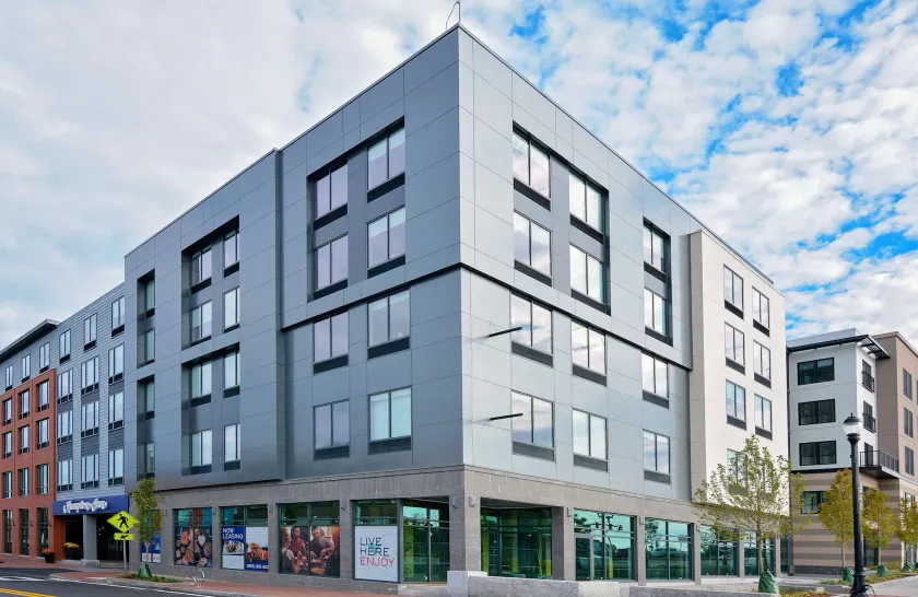 Hampton Inn Salem Boston - Image 1