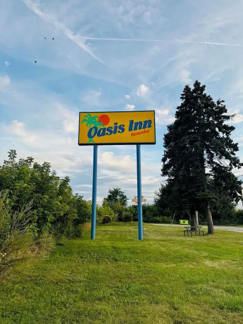 Oasis Inn Kenosha - Image 1